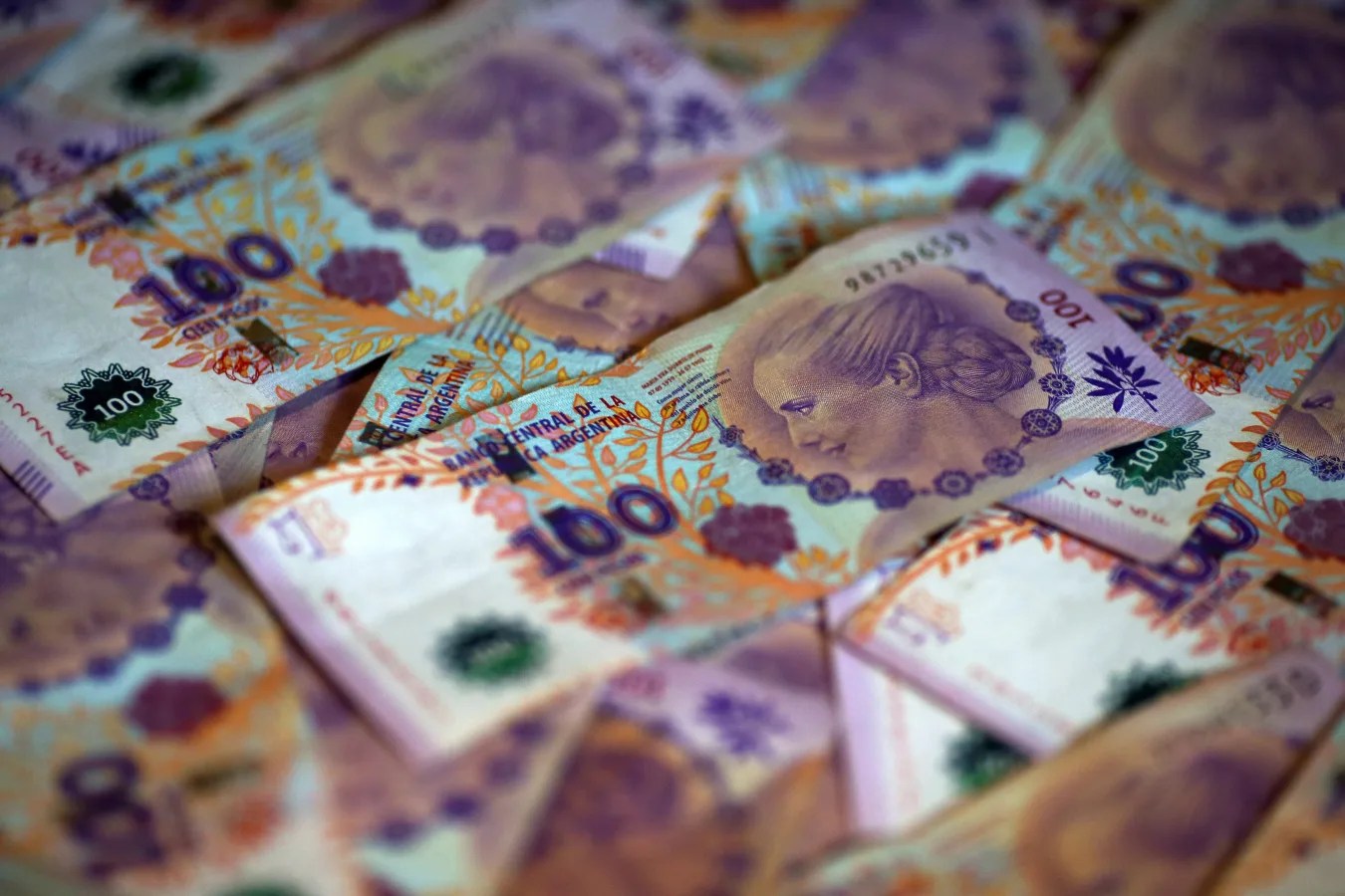 Foto de uma nota de cem (100) pesos argentinos