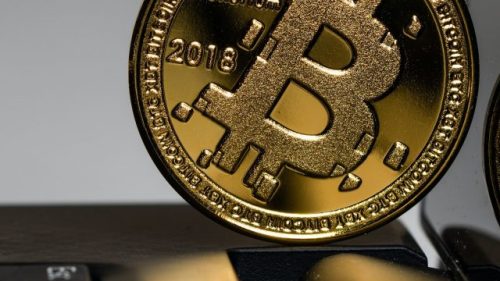 Foto ilustra uma moeda de bitcoin - Foto: Aleksi Räisä / Unsplash