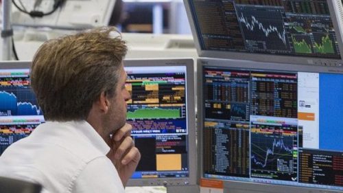 Traders acompanham o desempenho do mercado financeiro. Foto: Yves Herman/Reuters