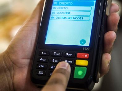 Número de brasileiros com dívidas no cartão de crédito aumenta em quase um terço