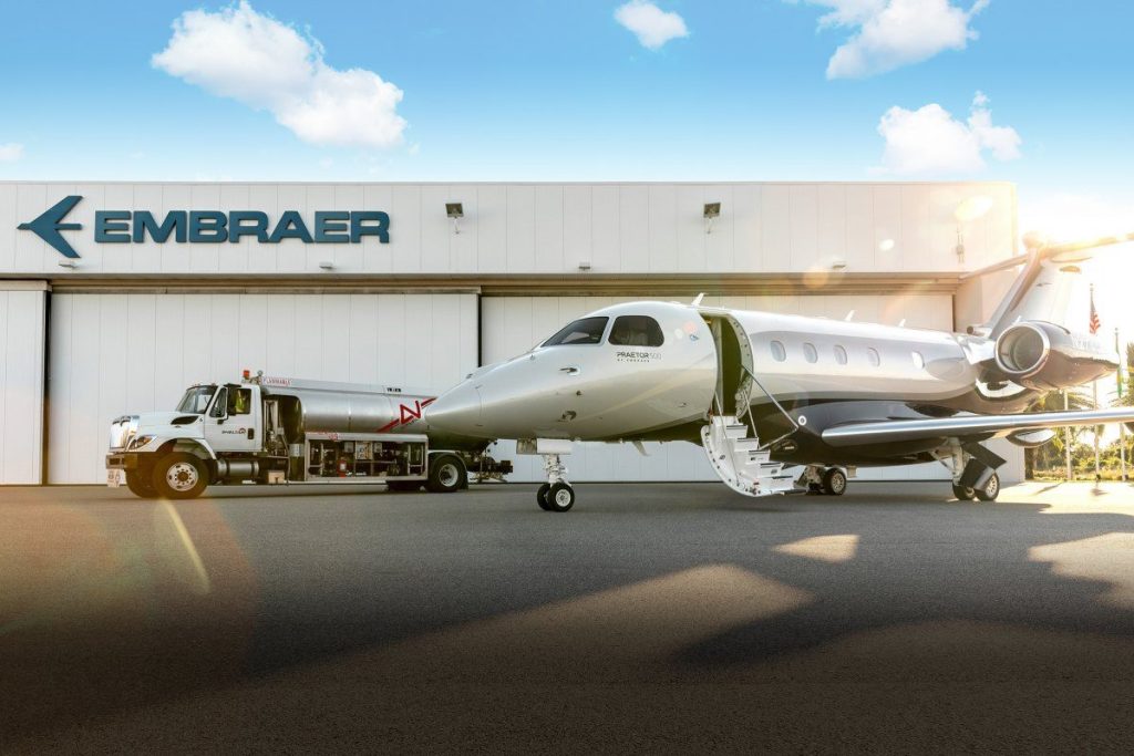 Embraer (EMBR3) fecha 2023 com lucro líquido ajustado de R$ 333 mi e quer volta de dividendos