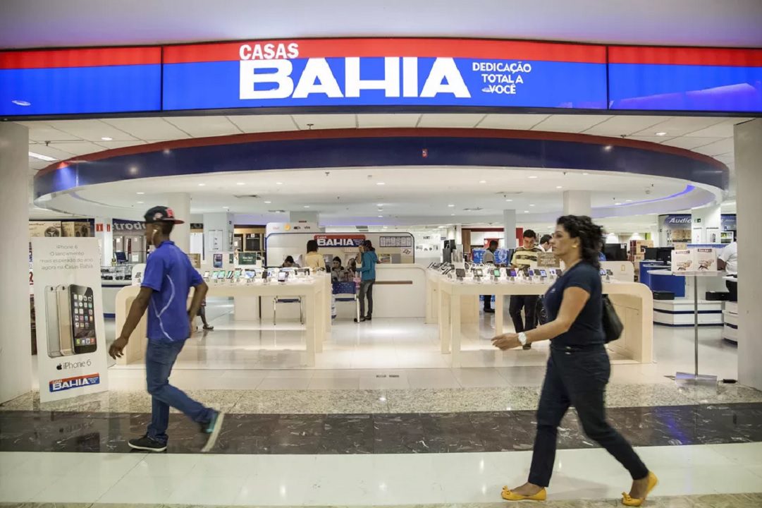 Foto de uma fachada de loja da rede Casas Bahia, com logo e faixa azul da companhia. As ações da Casas Bahia (BHIA3) estão entre as maiores altas do Ibovespa em 02/05/2024