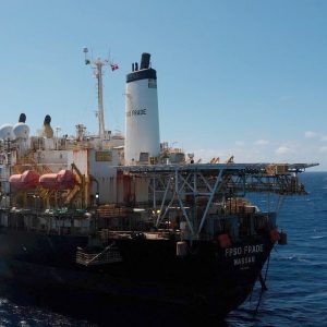 Foto de um navio operado pela petroleira Prio (PRIO3). A embarcação contém uma plataforma de petróleo e navega pelo mar aberto