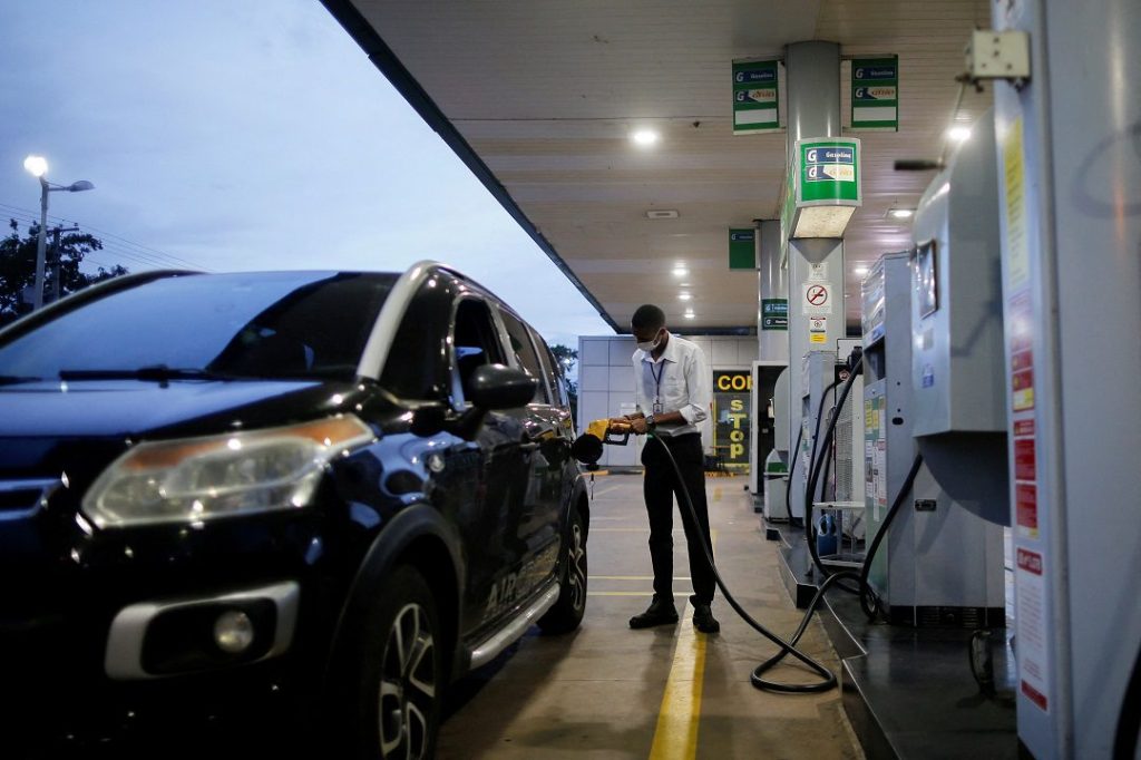 Dólar em alta, petróleo sob pressão: e o que esperar do preço da gasolina agora?