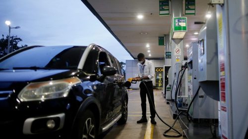 Frentista abastece carro em posto de combustíveis. Foto: Adriano Machado/Reuters