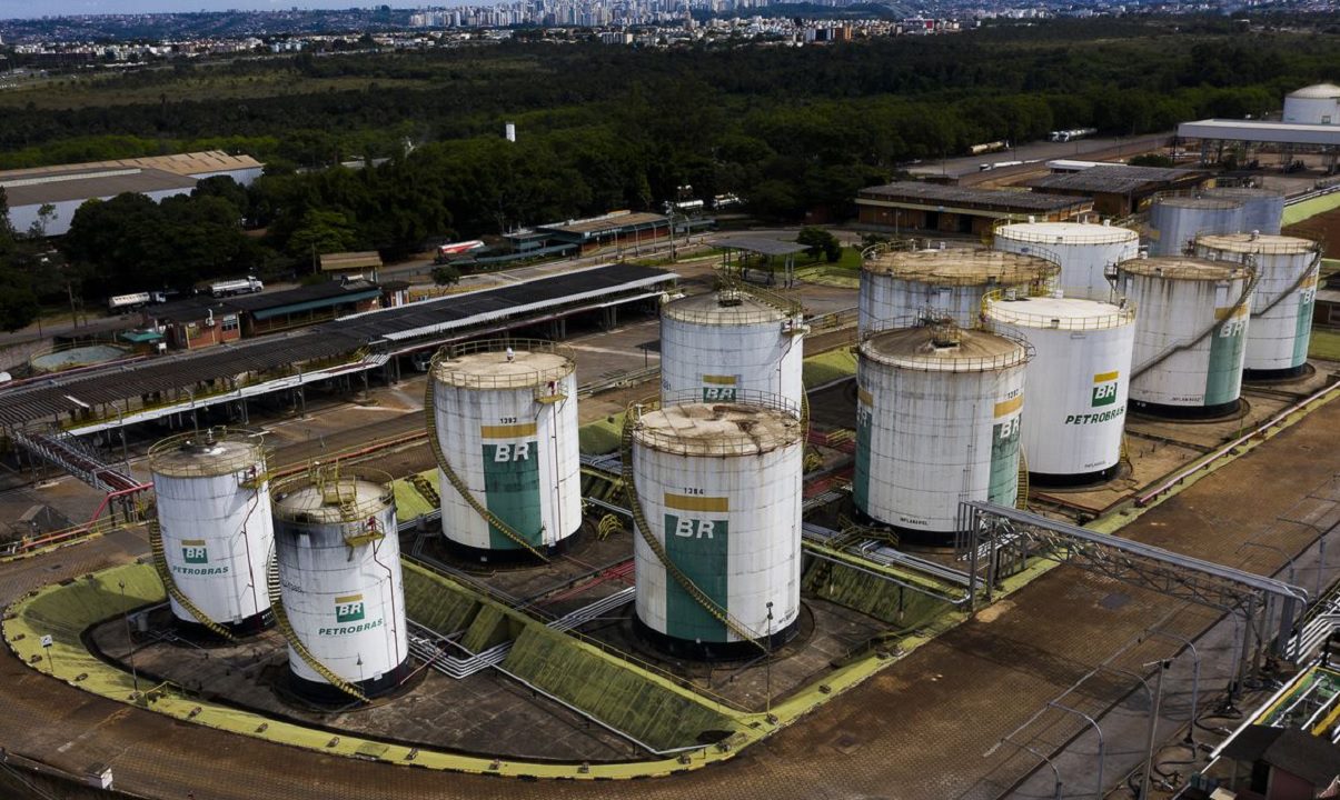 Petrobras (PETR4) deve lucrar menos no 1º tri com preços e vendas menores de derivados