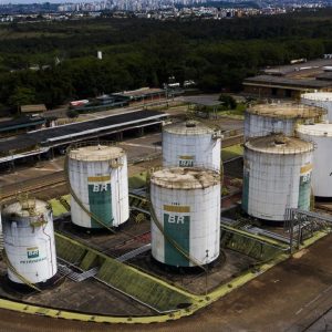 Petrobras (PETR4) deve lucrar menos no 1º tri com preços e vendas menores de derivados