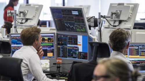 Traders acompanham o desempenho do mercado financeiro global. Foto: Yves Herman/Reuters
