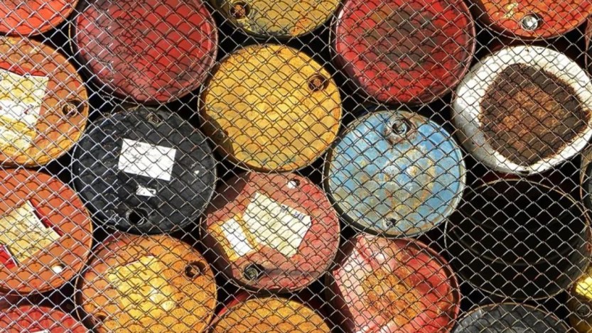 Foto de barris de petróleo, com diversas cores, armazenados sob uma rede. A foto ilustra uma matéria analisando se as ações de 3R Petroleum (RRRP3), Prio (PRIO3) e PetroReconcavo (RECV3) estão baratas na bolsa de valores