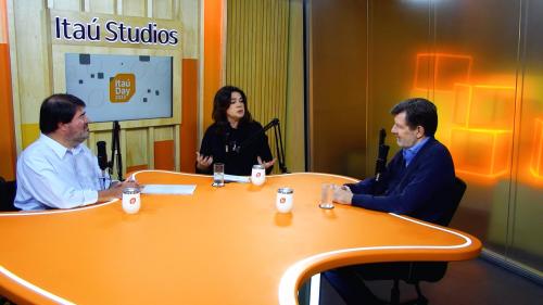 Itaú Day 2023: a jornalista Mara Luquet entrevista os copresidentes do Conselho de Administração do Itaú Unibanco, Pedro Moreira Salles (esquerda) e Roberto Setubal