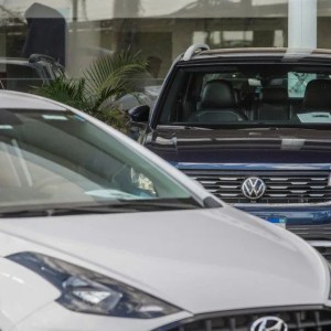 Foto de carros, um da Hyundai e outro da Volkswagen
