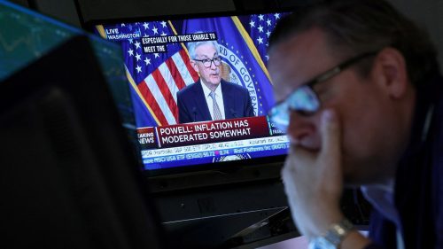 Agente do mercado financeiro acompanha discurso do presidente do Federal Reserve, Jerome Powell - Foto: Brendan McDermid/Reuters