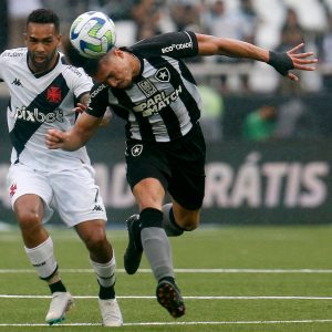 Jogadores de Botafogo e Vasco durante partida pelo Campeonato Brasileiro