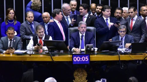 Arthur Lira, presidente da Câmara, comanda a sessão do Plenário: primeira etapa da reforma tributária foi concluída. Foto: Zeca Ribeiro/Câmara dos Deputados