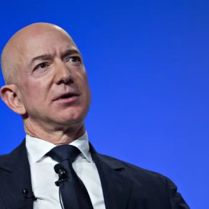 Jeff Bezos recebe US$ 8,5 bilhões da venda de ações da Amazon (AMZO34)
