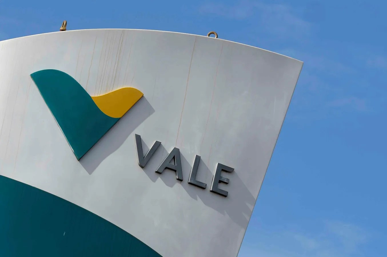 Foto do prédio de sede da mineradora Vale com o logo da empresa e os dizeres "Vale". A matéria descreve como as ações da empresa (VALE3) estão segurando o desempenho da bolsa de valores.