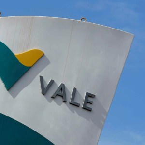 Foto do prédio de sede da mineradora Vale com o logo da empresa e os dizeres "Vale". A matéria descreve como as ações da empresa (VALE3) estão segurando o desempenho da bolsa de valores.