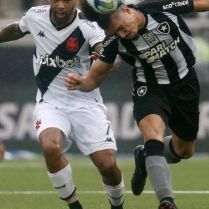 Jogadores de Botafogo e Vasco durante partida pelo Campeonato Brasileiro