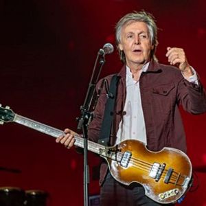 Paul McCartney durante show; artista anunciou cinco shows no Brasil, com ingressos vendidos pela Eventim