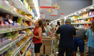 Confiança do consumidor cai 2,4 pontos em janeiro, diz FGV