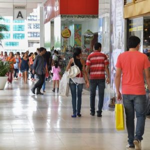 Abrasce: vendas dos shoppings em 2023 batem recorde, mas ficam abaixo do previsto