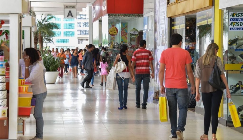 Abrasce: vendas dos shoppings em 2023 batem recorde, mas ficam abaixo do previsto