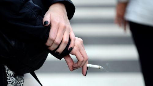Mulher segura cigarro. Foto: Itaci Batista/Estadão Conteúdo