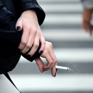 Mulher segura cigarro. Foto: Itaci Batista/Estadão Conteúdo