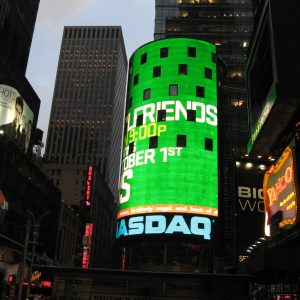Imagem noturna do edifício NASDAQ na Times Square em Nova York, EUA