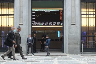 Bolsa de valores hoje: Ibovespa cai 1,21% e dólar também registra queda