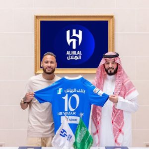 O jogador Neymar segura a camiseta de seu novo clube, o Al-Hilal, da Arábia Saudita