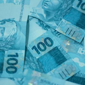 Pilha de notas de R$ 100 reais simbolizando quanto rende R$ 1 bilhão