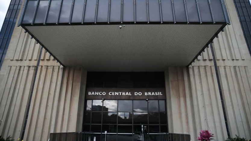 A imagem mostra a fachada do Banco Central do Brasil.