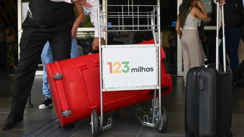 Banner da empresa 123milhas em carrinho no Aeroporto de Congonhas, em São Paulo (SP). Foto: André Ribeiro/Futura Press/Estadão Conteúdo
