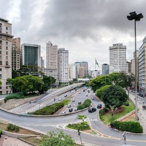 Imagem do centro de São Paulo com vários prédios para ilustrar a matéria sobre quanto rendem R$ 25 mil em fundos imobiliários.