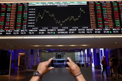Ibovespa fecha em queda de 0,15%; dólar também cai na sessão