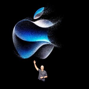 Imagem mostra o CEO da Apple, Tim Cook, falando durante o anúncio de novos produtos no campus da Apple, em Cupertino, na Califórnia (EUA)