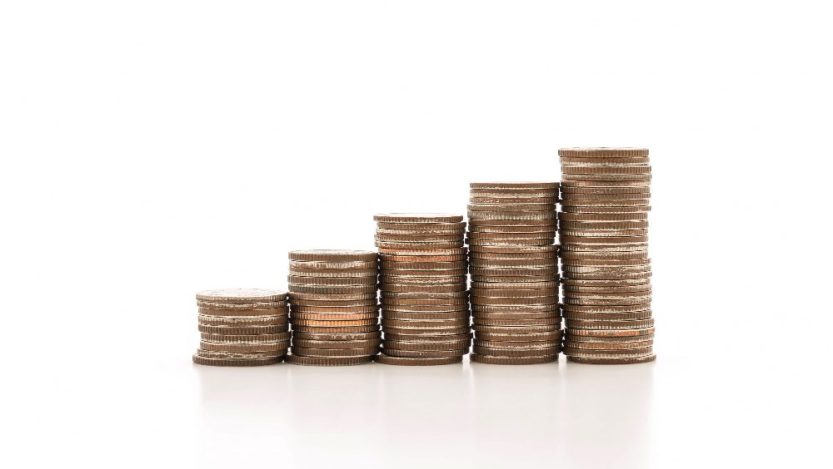 Imagem mostra cinco pilhas de moedas em ordem crescente