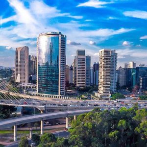 IGP-M e fundos imobiliários Foto aérea da cidade de São Paulo com vários prédios, pontes e ruas para ilustrar a matéria sobre quanto rendem R$ 20 mil em fundos imobiliários.