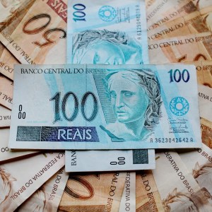 Imagem para a matéria sobre pagamento da PLR em que aparecem várias notas de R$ 100 e R$ 50.