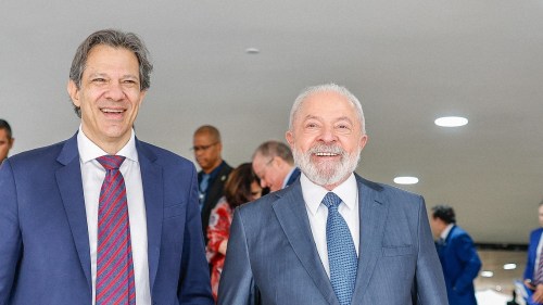 Presidente Lula ao lado do ministro da Fazenda, Fernando Haddad, em cerimônia no Palácio do Planalto. Foto: Ricardo Stuckert/PR