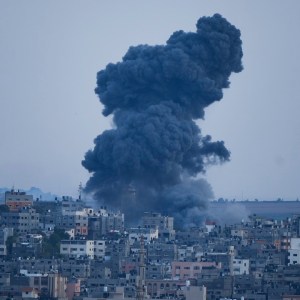 Foto de explosão, formando uma coluna de fumaça, durante a Guerra em Israel