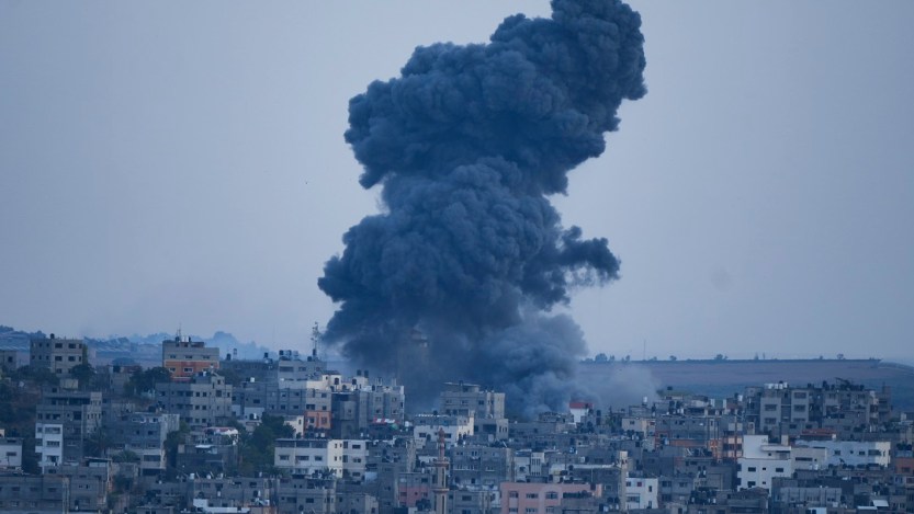 Foto de explosão, formando uma coluna de fumaça, durante a Guerra em Israel