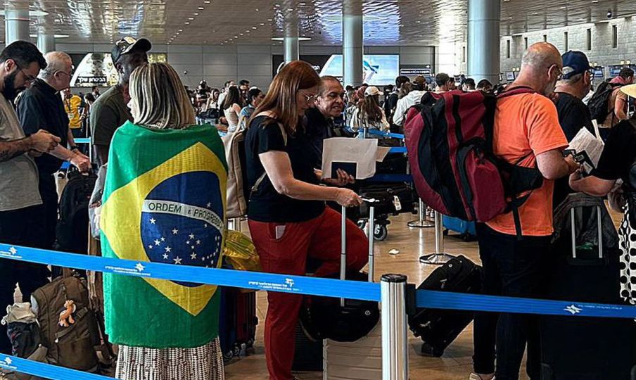 Primeiro avião da FAB com brasileiros resgatados em Israel chega a Brasília