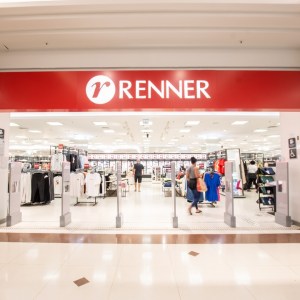 Foto de uma fachada de uma loja da Renner. A ação da Lojas Renner (LREN3) esteve entre as melhores desta quinta-feira (29) na bolsa
