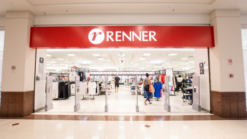 Foto de uma fachada de uma loja da Renner. A ação da Lojas Renner (LREN3) esteve entre as melhores desta quinta-feira (29) na bolsa
