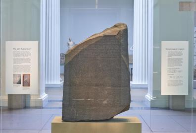 200 Anos de decifração da Pedra de Rosetta: o que isso tem a ver com finanças?