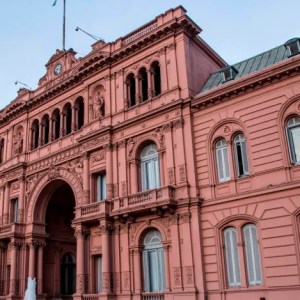 Imagem traz a Casa Rosada, sede da presidência da República Argentina, em Buenos Aires, para ilustrar reportagem sobre Quanto custa viajar para a Argentina?