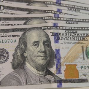 Imagem com notas de dólar para ilustrar reportagem sobre como investir nos EUA morando no Brasil