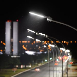 Foto de um poste de iluminação ligado de noite. a CEB (CEBR3) é uma concessionária de Brasília